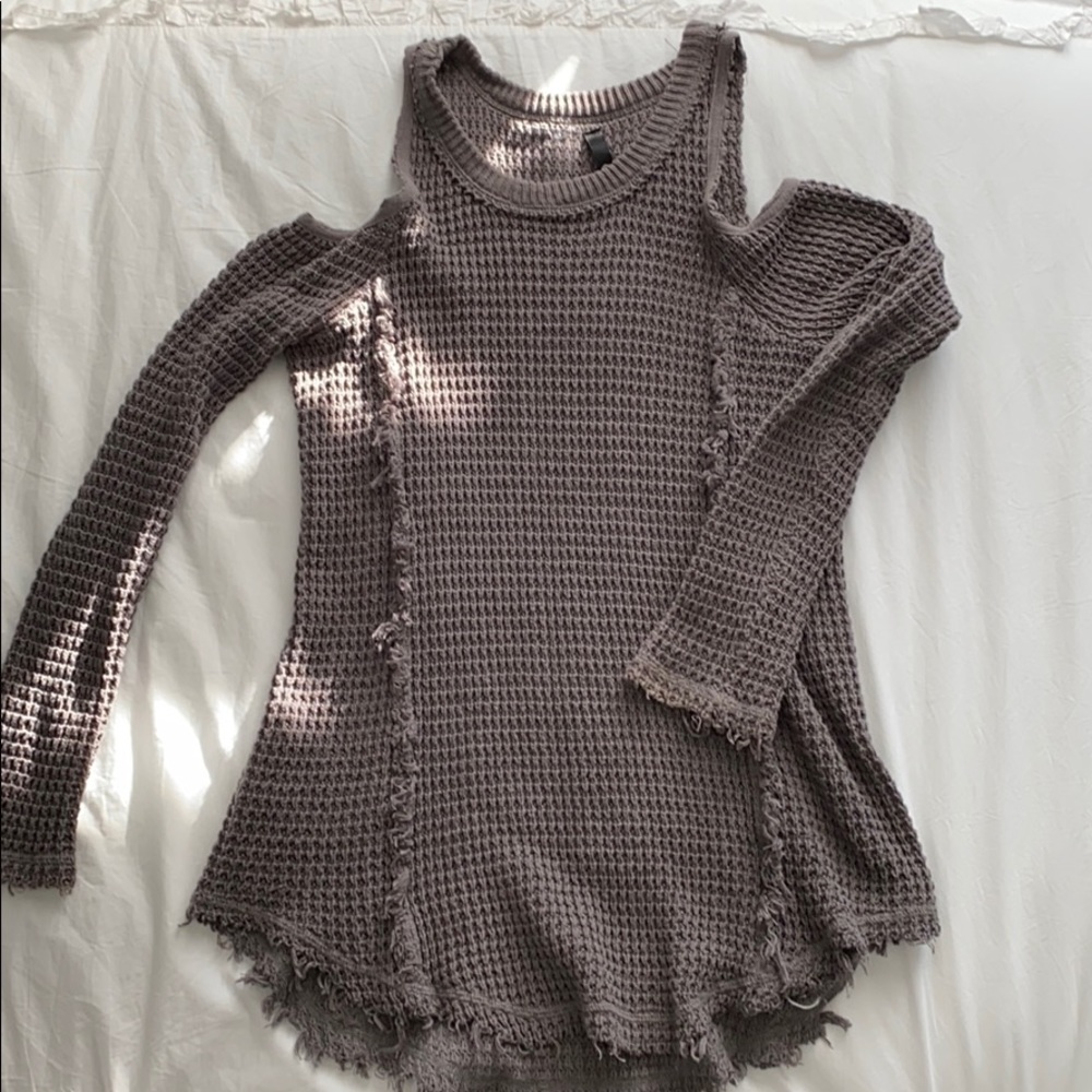 Raw edge, dark grey sweater